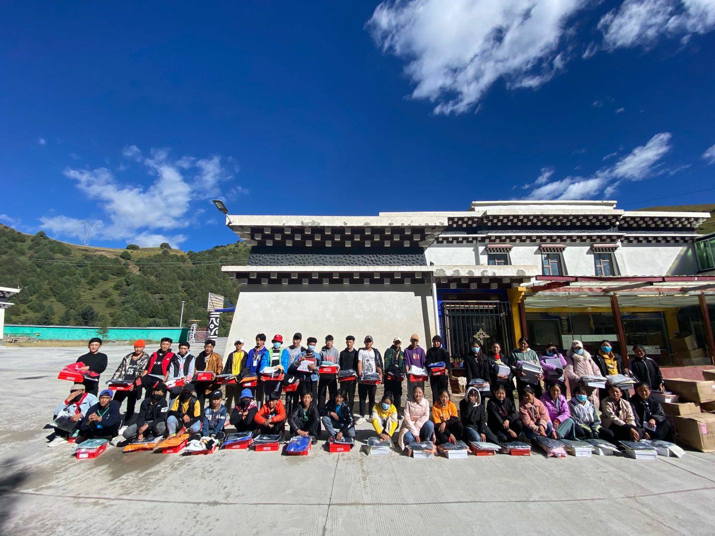 上海圣安无人机监控技术有限公司公益回顾丨家国同欢月同圆 温暖满载甘孜州(图8)